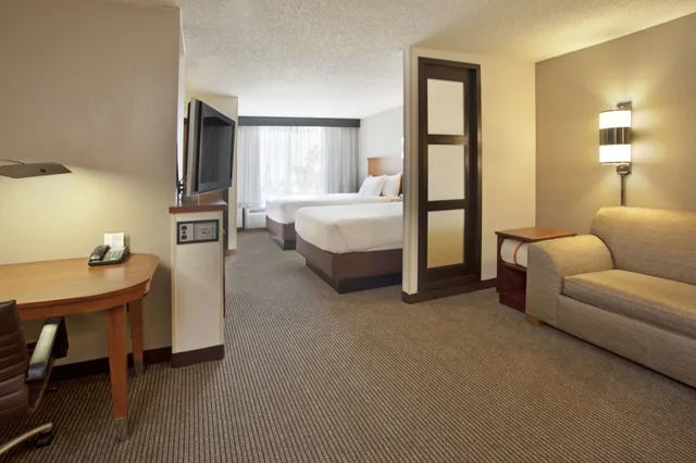 غرفة بسريرين كوين مع أريكة، Hyatt Place Orlando / I-Drive / Convention Center 5/7