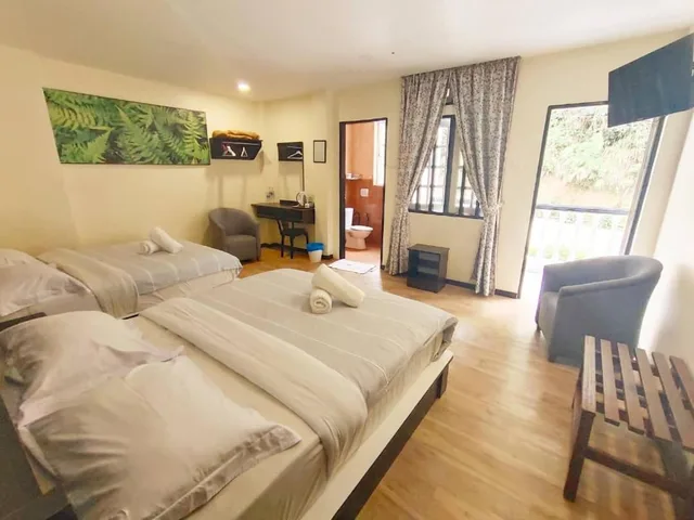 غرفة عائلية بسريرين كوين، Hillview Inn 1/2
