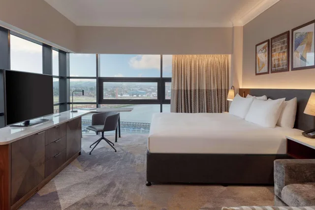 جناح جونيور تنفيذي بسرير كينج بإطلالة مع دخول الصالة، Hilton Belfast 2/7