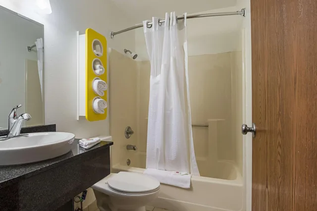 غرفة بسرير كينج لذوي الإعاقة، Motel6 Marshalltown, IA 4/6