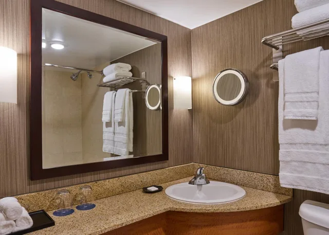 جناح ركني بسرير كوين، Courtland Grand Hotel, Trademark Collection by Wyndham 5/8