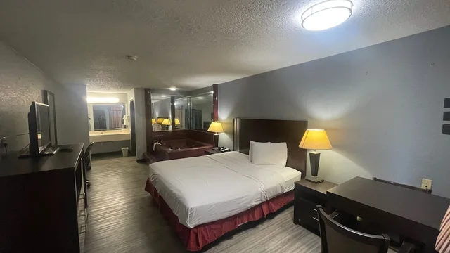 جناح بسرير كينج بحوض جاكوزي، Days Inn & Suites by Wyndham Winnie 2/5
