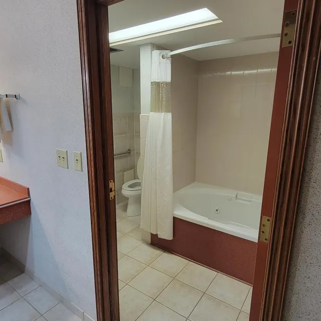 غرفة ديلوكس بسريرين كوين، Ramada by Wyndham Saginaw Hotel and Suites 7/8