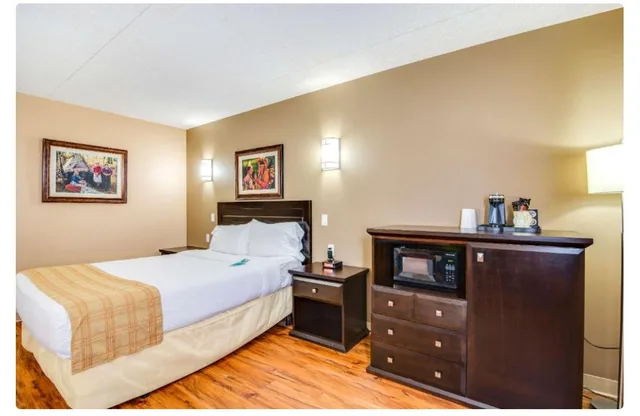 جناح بسرير كينج، Quality Hotel & Conference Centre Peace River 2/3