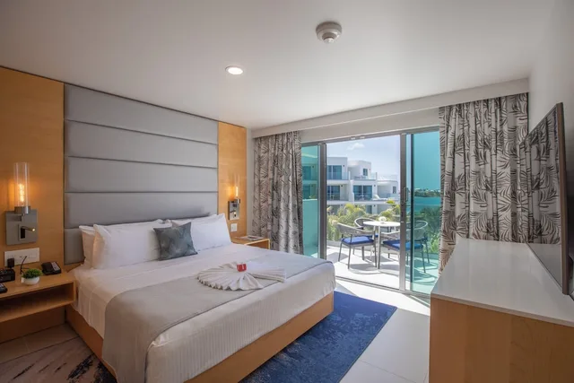 Junior Suite, King Bed, Ocean Front, Sofa، The Morgan Resort & Spa 2/6