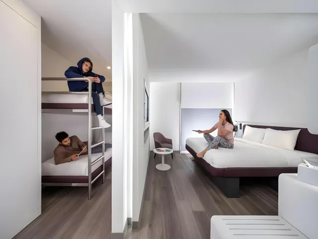 First Class, Cabin, King Bed, Bunk Bed، YOTELAIR Istanbul Airport AIRSIDE 2/2