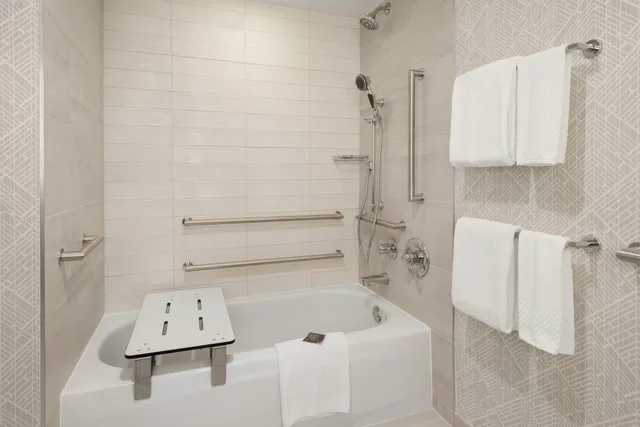 جناح بسريرين مزدوجين لذوي الإعاقة، Embassy Suites by Hilton Portland Airport 4/4