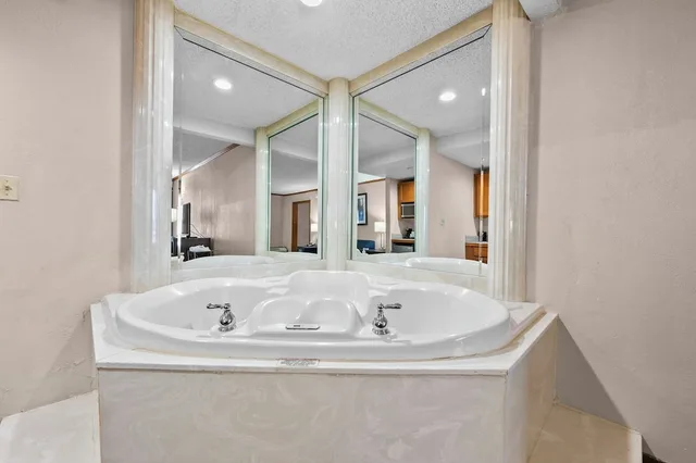 غرفة بسرير كينج مع أريكة، Baymont by Wyndham Madison Heights Detroit Area 6/6
