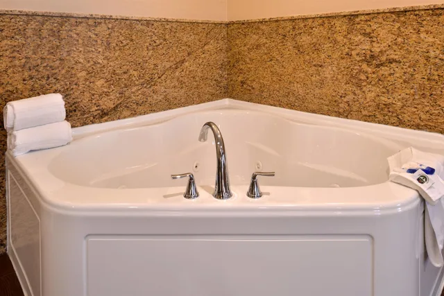 جناح بسرير كينج بحوض جاكوزي، Best Western Oxnard Inn 7/8