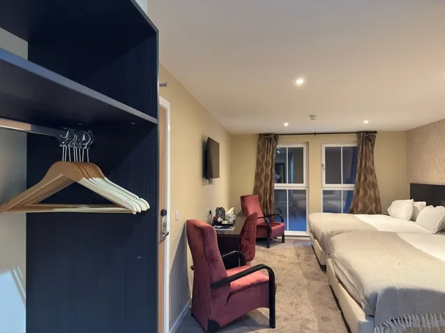 غرفة تنفيذية عائلية بسرير مزدوج مع أريكة في الطابق الأرضي، Belvilla Inverness Craigmonie Hotel 5/10