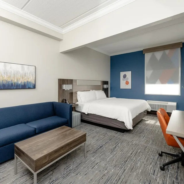 جناح بسرير كينج بغرفة نوم واحدة مع أريكة، Holiday Inn Express Charleston Ashley Phosphate 6/10