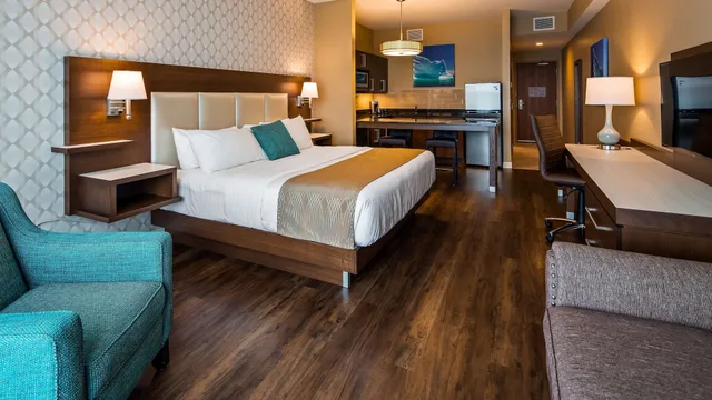 جناح بسرير كينج مع أريكة بمطبخ، Best Western Plus St. John s Airport Hotel and Suites 2/8