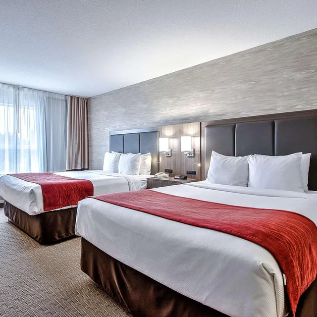 غرفة بسرير كينج وسريرين كوين، Comfort Inn and Suites South Calgary 2/5