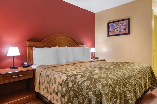 جناح بسرير كينج مع أريكة، Econo Lodge Inn Suites Maingate Central 1/2