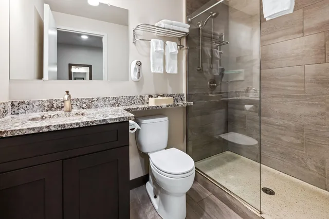 غرفة سوبيريور رباعية بسرير كوين، Howard Johnson by Wyndham Thunder Bay 2/2