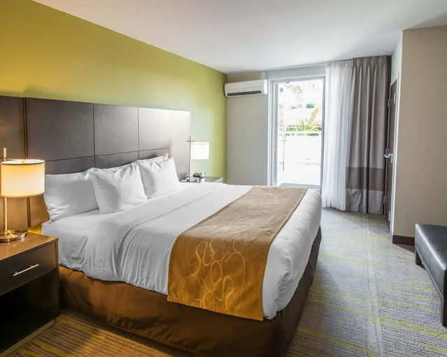 جناح بسرير كينج مع أريكة، Comfort Suites Miami Airport North 4/10