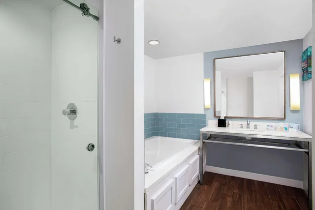 جناح بسرير كينج بشرفة بغرفة نوم واحدة، Hilton Garden Inn Mobile Downtown 4/4