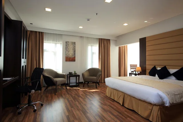 غرفة بسرير كينج بإطلالة على المدينة، فندق جولدن توليب للأجنحة الفندقية(Golden Tulip Al Khobar Suite Hotel) 4/10