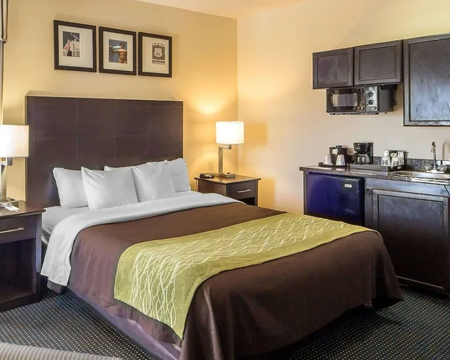 غرفة بسرير كينج لذوي الإعاقة، Quality Inn Tulsa-Downtown West 2/2