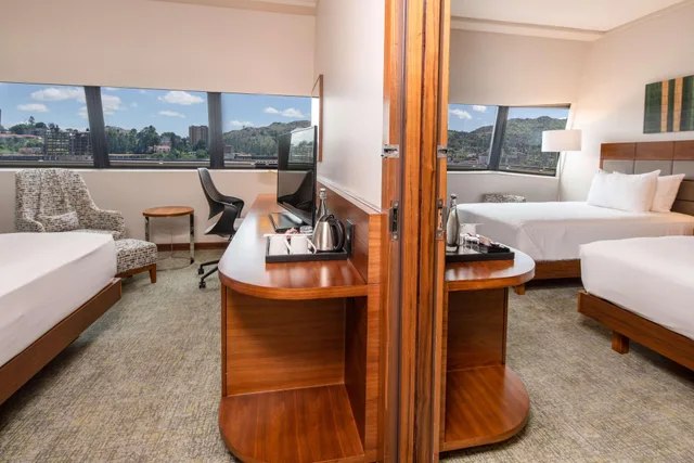 غرفة متصلة بسرير كينج وسريرين منفصلين، Hilton Garden Inn Mbabane Swaziland 4/10
