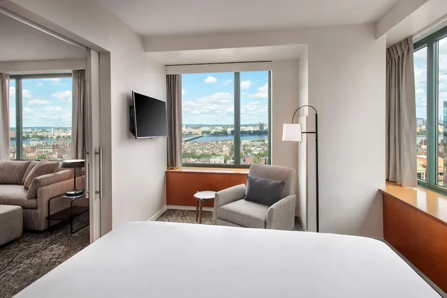 جناح جونيور بسرير كينج بإطلالة على النهر مع أريكة، SHERATON BOSTON HOTEL 4/10