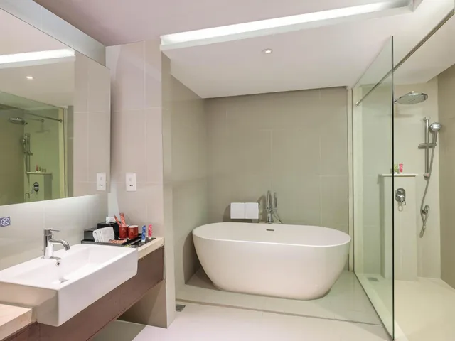 جناح تنفيذي بسرير كوين، The Alana Yogyakarta Hotel & Convention Center 3/3