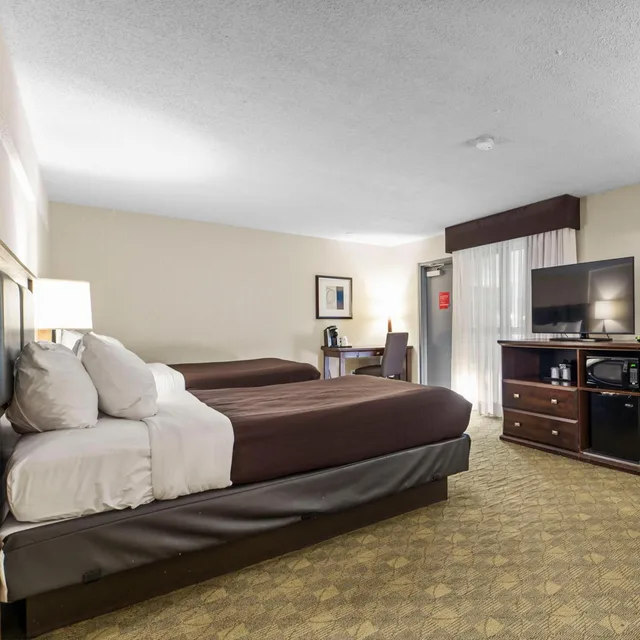 جناح عائلي بغرفة نوم واحدة، Travelodge Hotel by Wyndham Saskatoon 2/10