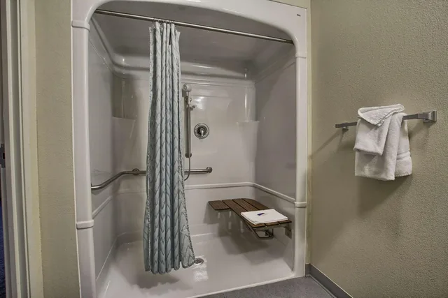 غرفة ديلوكس بسرير كينج وسريرين كوين، Motel6 London, ON - Ontario 5/6