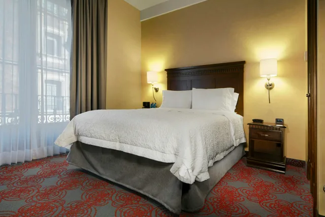 غرفة بسرير كوين، Hampton Inn & Suites Mexico City - Centro Historico 1/2