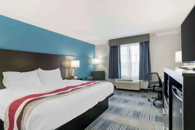 غرفة بسرير كينج وسرير كوين بغرفتي نوم، Best Western Medical Center North Inn and Suites Near Six Flags 3/9