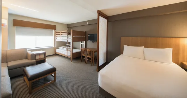 غرفة عائلية بسرير كينج مع أريكة، Hyatt Place Orlando/Lake Buena Vista 3/4