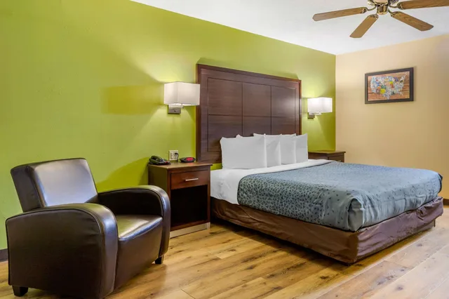غرفة قياسية بسرير كينج، Econo Lodge West Coors Blvd 10/10
