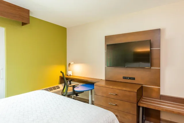 Standard, Queen Bed, Pool Access، Holiday Inn Express & Suites Bradenton West, an IHG Hotel 3/8