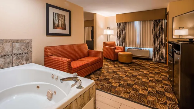 جناح بسرير كينج مع أريكة بجاكوزي، Best Western Plus Whitewater Inn 5/6