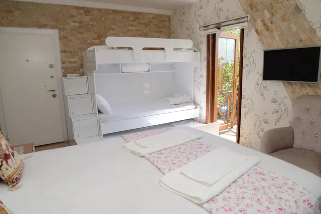 غرفة ديلوكس رباعية بسرير كينج وسرير بطابقين، Sinter Terasse House Hotel 4/6