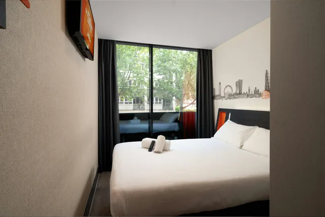 Room, Double or Twin Bed, No Window، easyHotel London City Shoreditch 1/2