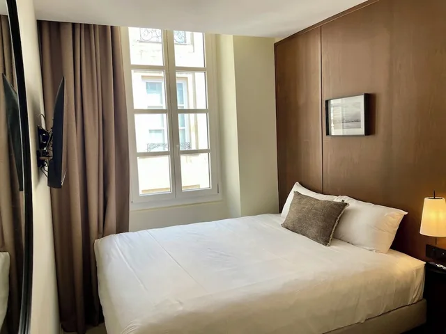 Petite, Queen Bed، HOTEL DU THEATRE 1/10
