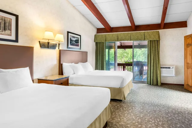 جناح داخلي بسريرين كوين بإطلالة على البحيرة بشرفة مع أريكة، Best Western Adirondack Inn 1/5