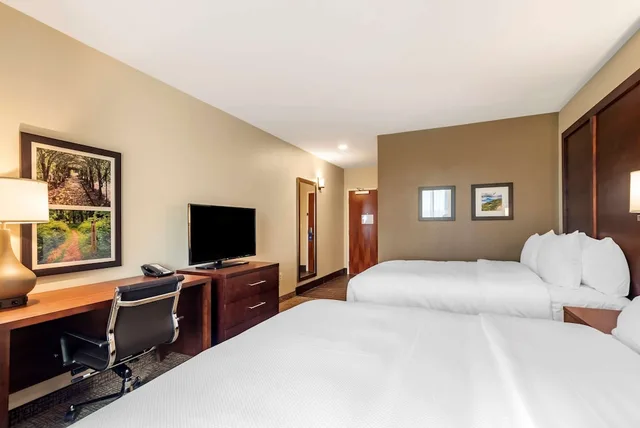 Standard, 2 Queen Beds, Comfort Inn & Suites Winchester VA 2/5