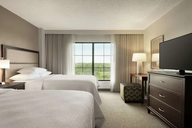 غرفة بسريرين كوين بحوض استحمام لذوي الإعاقة، Embassy Suites By Hilton Atlanta Alpharetta 1/4