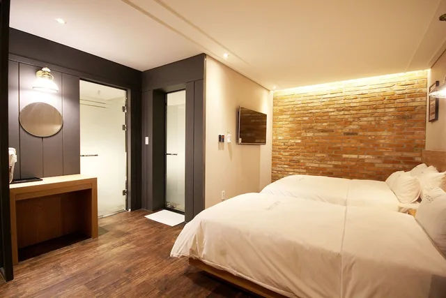 غرفة ديلوكس بسرير مزدوج وسرير فردي، 2Day Hotel 2/6