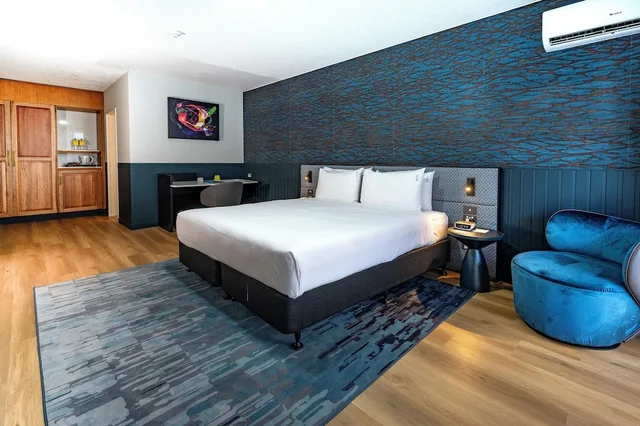 غرفة بريميوم بسرير كينج بشرفة، Holiday Inn Port Moresby 2/5