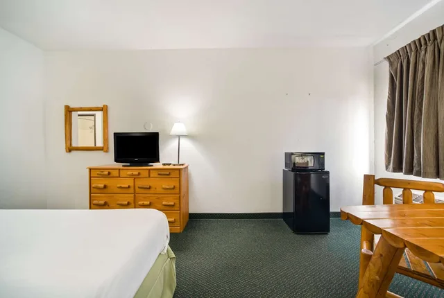 غرفة بسرير كينج، Knights Inn New Florence 2/3