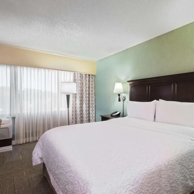غرفة بسرير كينج وسرير كوين، Hampton Inn White Plains Tarrytown 1/4