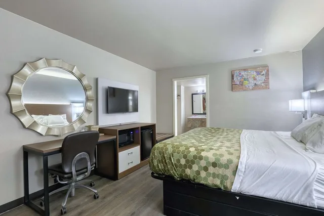 غرفة بسرير كينج، Econo Lodge Neenah 3/9
