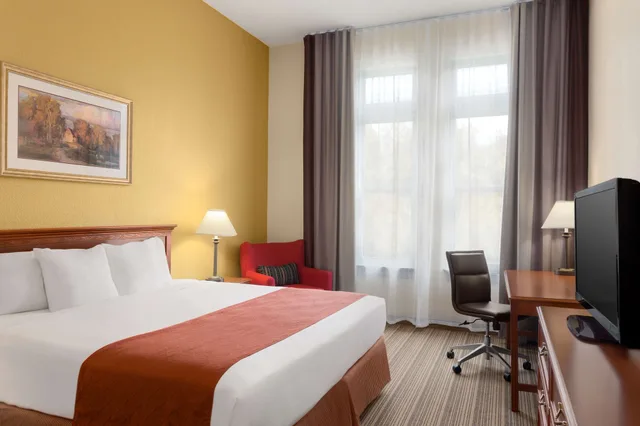غرفة بسرير كينج لذوي الإعاقة، Country Inn & Suites by Radisson, St. Charles Historic District 2/5