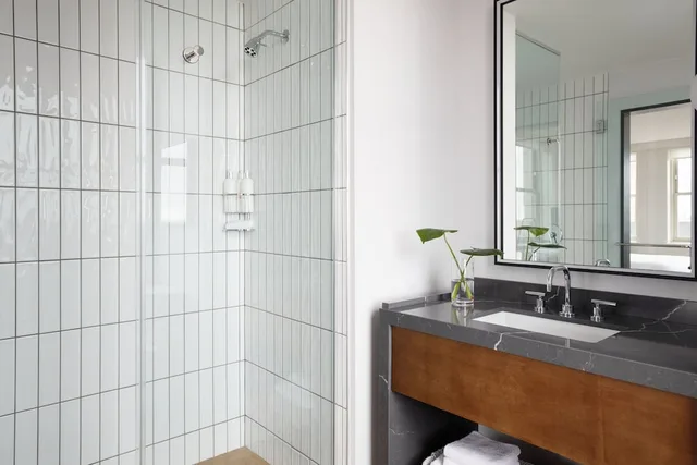 غرفة بريميوم ركنية بسرير كينج بإطلالة على المدينة، Kimpton Harper Fort Worth 3/4
