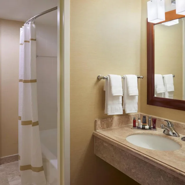 غرفة ركنية بسريرين مزدوجين، Toronto Airport Marriott 4/8