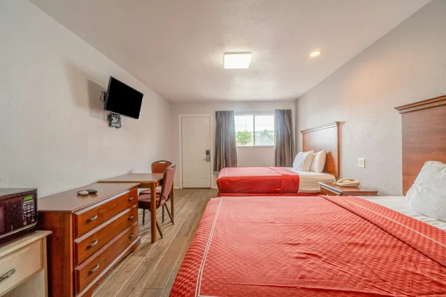2 Queen Bed Smoking, OYO Budget Inn Falfurrias Hwy 281 2/10
