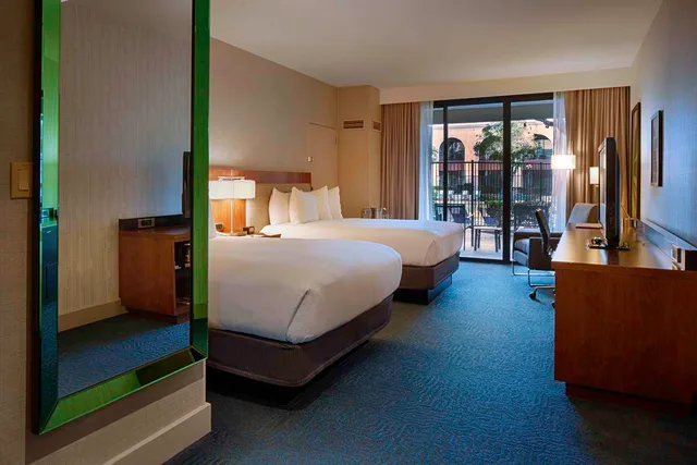 غرفة بسريرين مزدوجين بإطلالة على المسبح، Doubletree By Hilton Newark Fremont 2/3